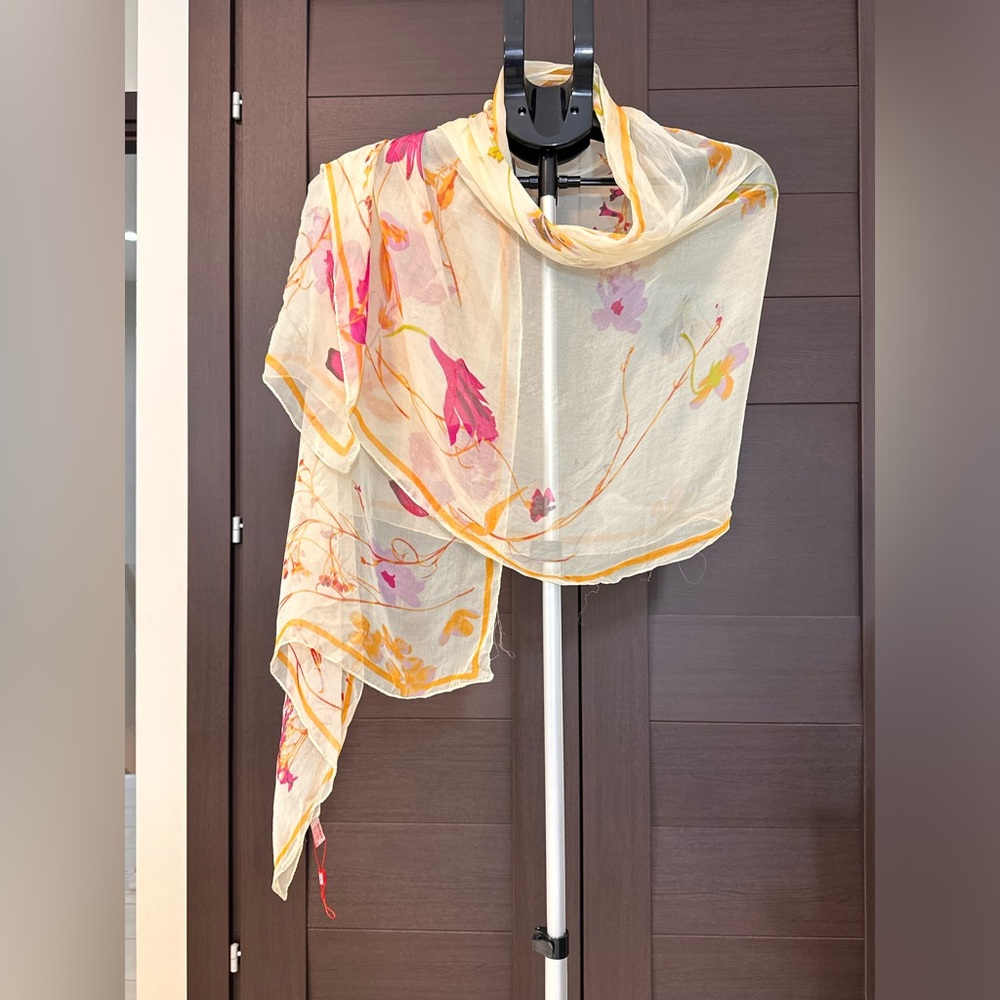 Luxurious SIGI silk scarf made from 100% mulberry silk (桑蚕丝).